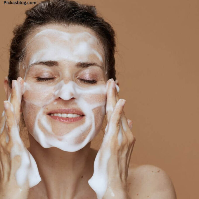 Difference Between Face Wash and Face Cleanser Difference Between Face Wash and Face Cleanser