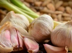 Side Effects of Eating Raw Garlic on an Empty Stomach Side Effects of Eating Raw Garlic on an Empty Stomach
