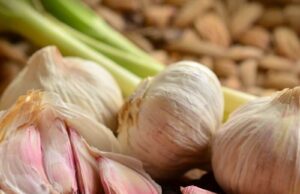 Side Effects of Eating Raw Garlic on an Empty Stomach Side Effects of Eating Raw Garlic on an Empty Stomach